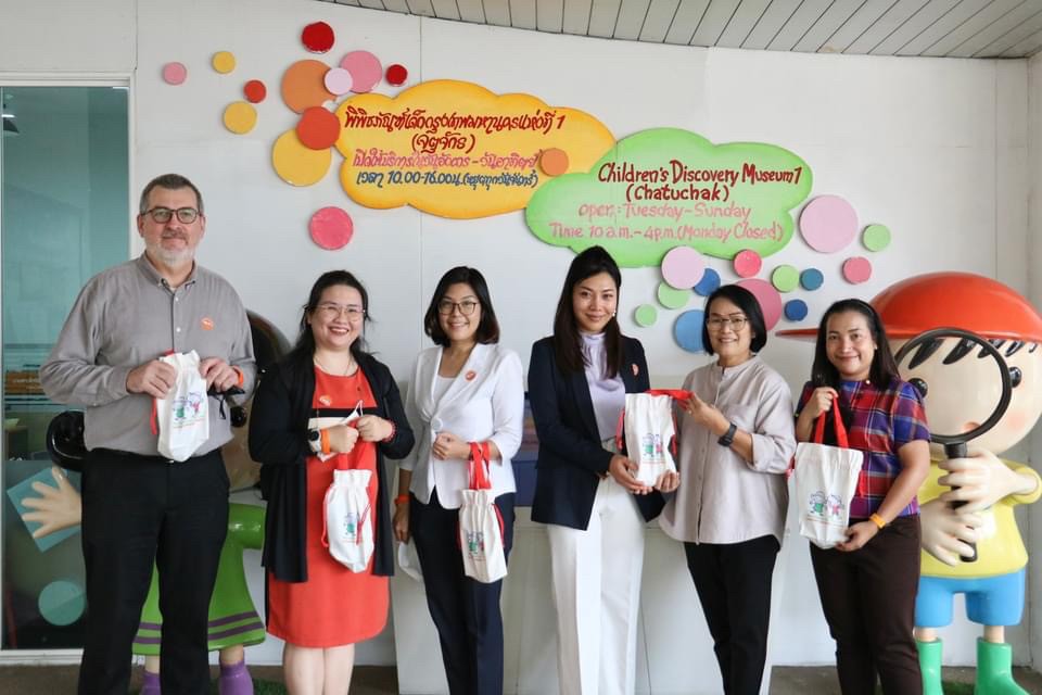 คณาจารย์และบุคลากรสาขาวิชาศิลปศาสตร์ มหาวิทยาลัยสุโขทัยธรรมาธิราช เข้าเยี่ยมชมพิพิธภัณฑ์เด็กกรุงเทพมหานครแห่งที่ 1 (จตุจักร) เพื่อสำรวจข้อมูลเพื่อการออกแบบเนื้อหาการอบรม ให้ตรงตามความต้องการในการใช้ภาษาอังกฤษของเจ้าหน้าที่กรุงเทพมหานคร